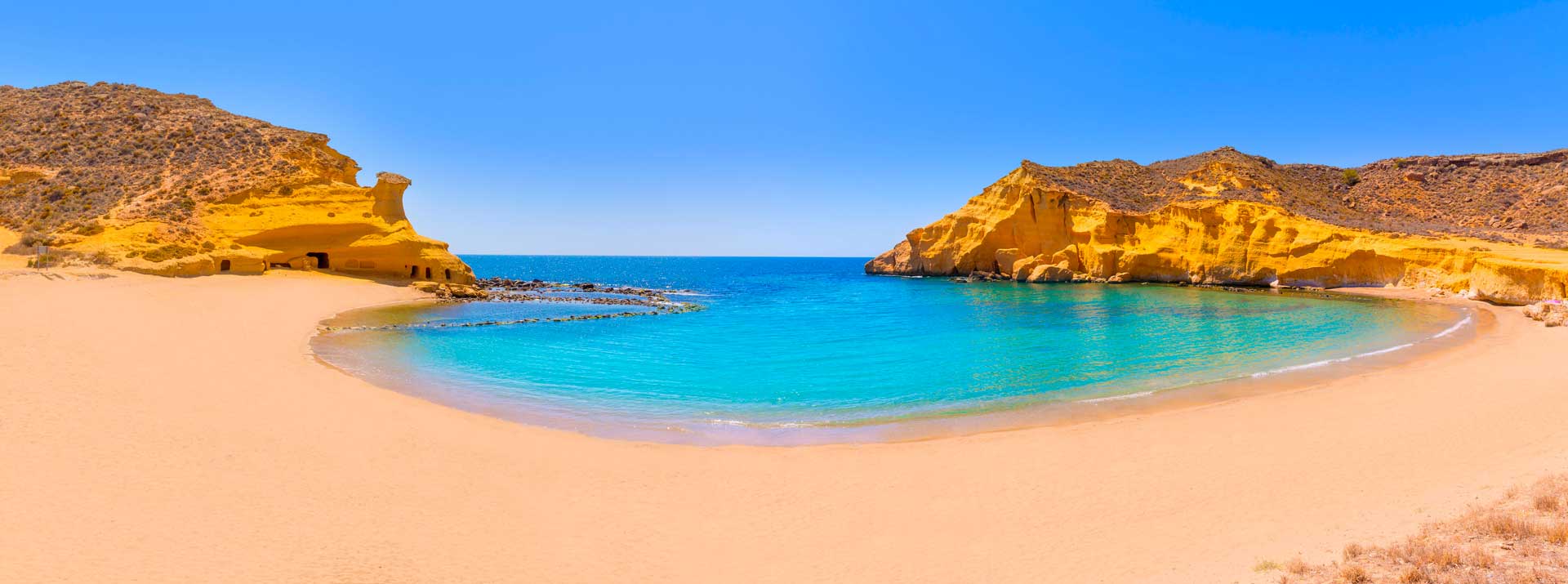 Des plages magnifiques, des eaux cristallines, un superbe château, deux îles désertiques, la géode la plus grande du monde... une région d'Espagne qui gagne à être connue !
