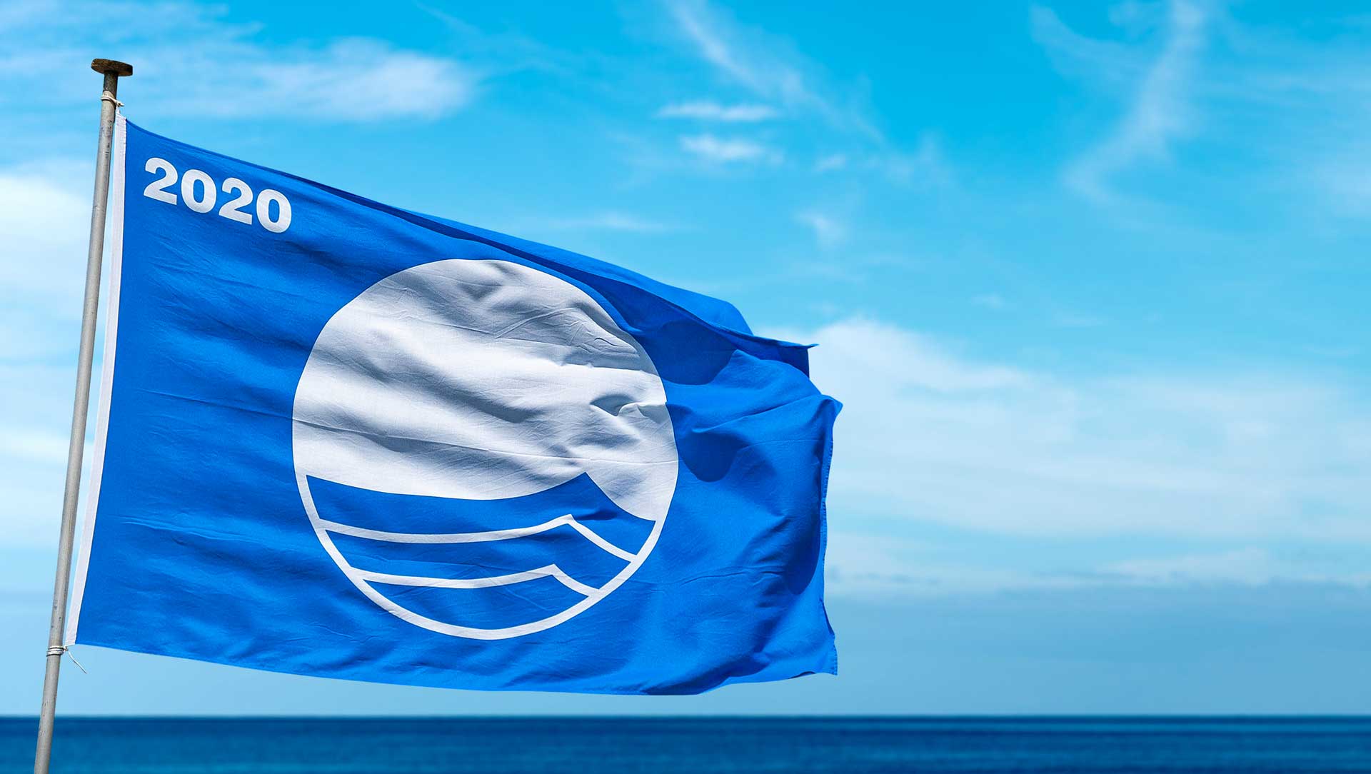 Orihuela Costa obtient 11 drapeaux bleus pour la qualité de ses 11 plages. Un sans faute et un exemple sur la COSTA BLANCA !