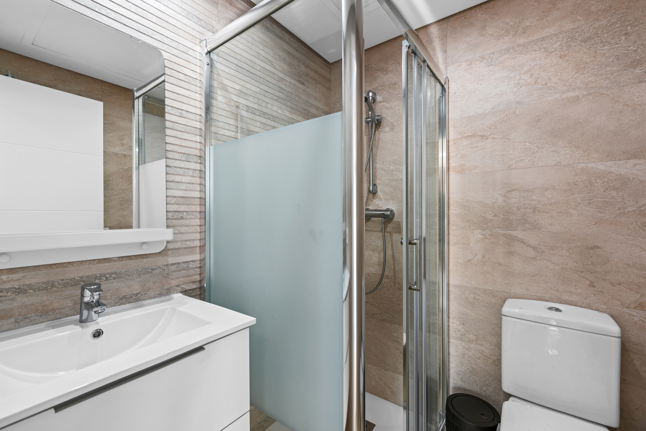 Rez-de-chaussée contemporain avec jardin et vues nature, à deux pas du Crystal Lagoon à Casares Costa, Espagne