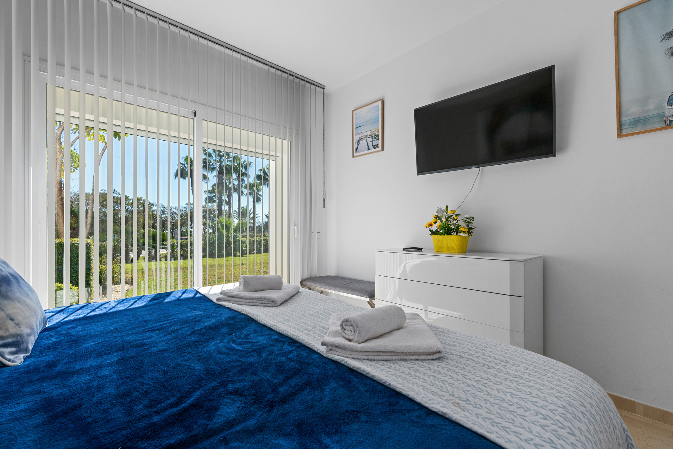 Rez-de-chaussée contemporain avec jardin et vues nature, à deux pas du Crystal Lagoon à Casares Costa !, Espagne