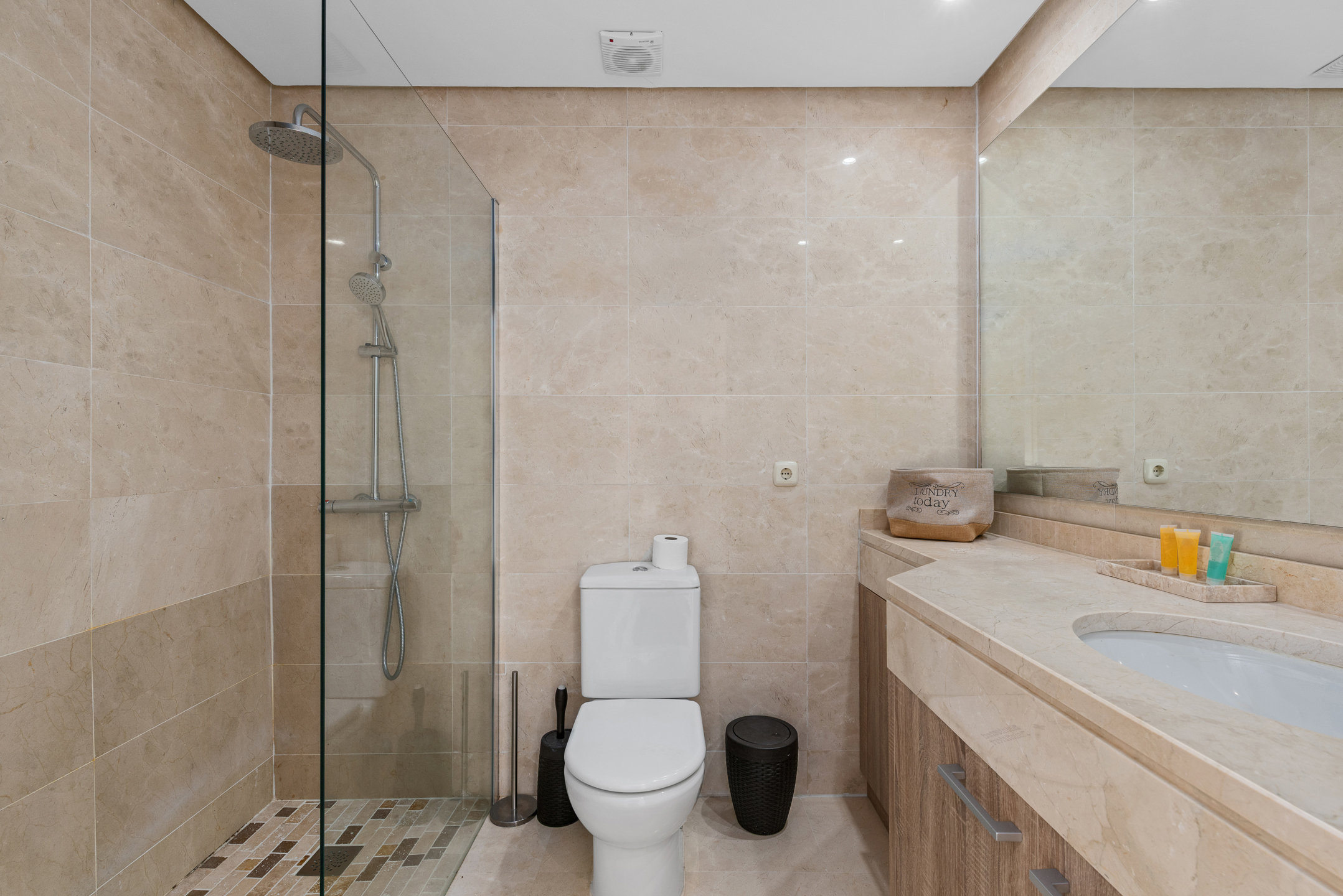 Rez-de-chaussée contemporain avec jardin et vues nature, à deux pas du Crystal Lagoon à Casares Costa !, Espagne