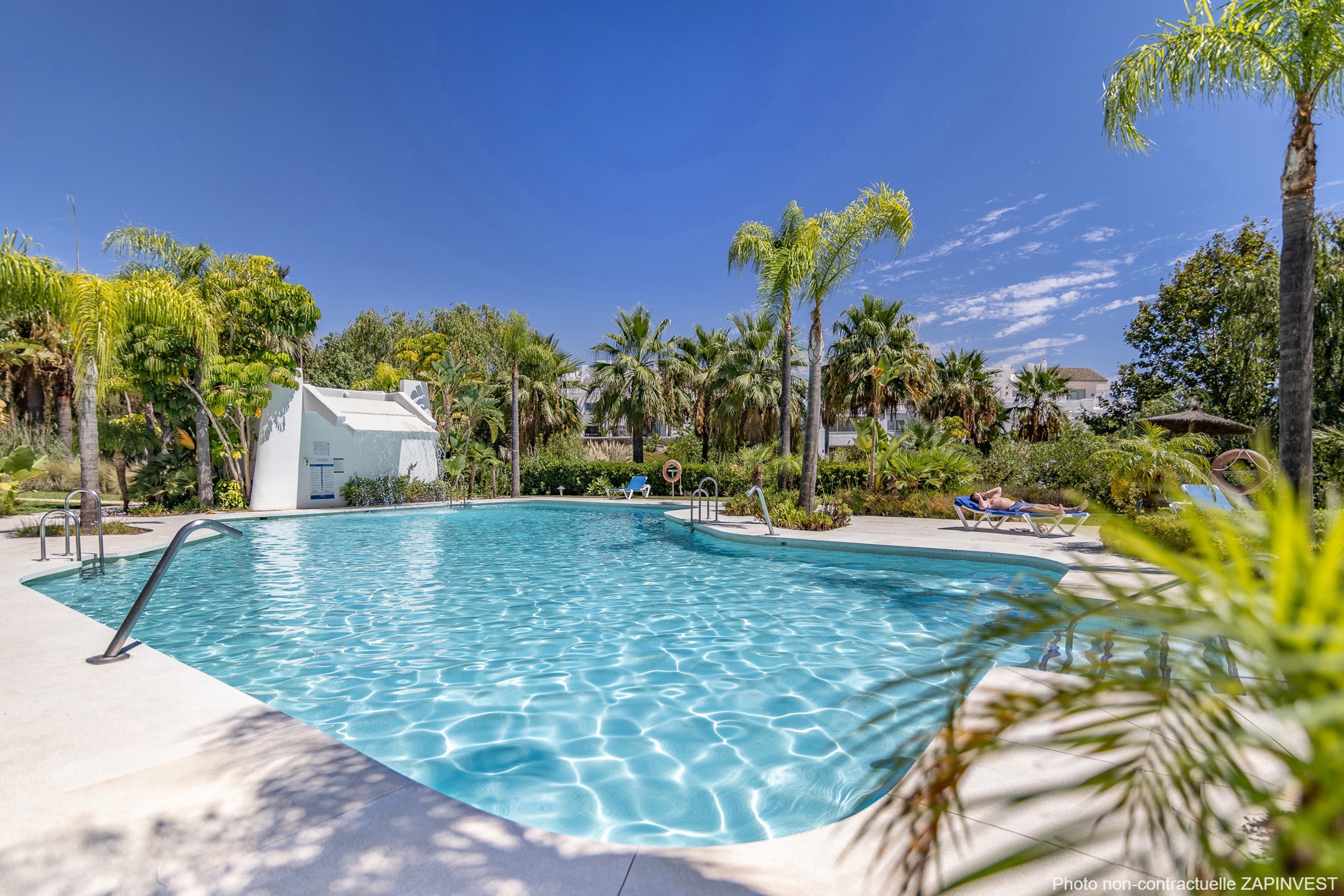 Rez-de-chaussée contemporain avec jardin et vues nature, à deux pas du Crystal Lagoon à Casares Costa !, Espagne