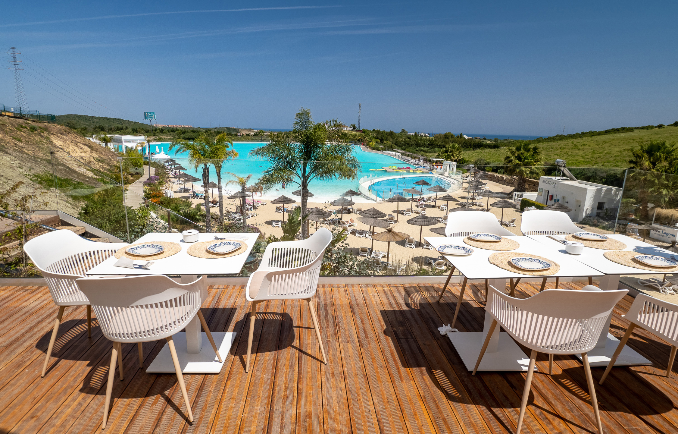 Rez-de-chaussée contemporain avec jardin et vues nature, à deux pas du Crystal Lagoon à Casares Costa !, Espagne