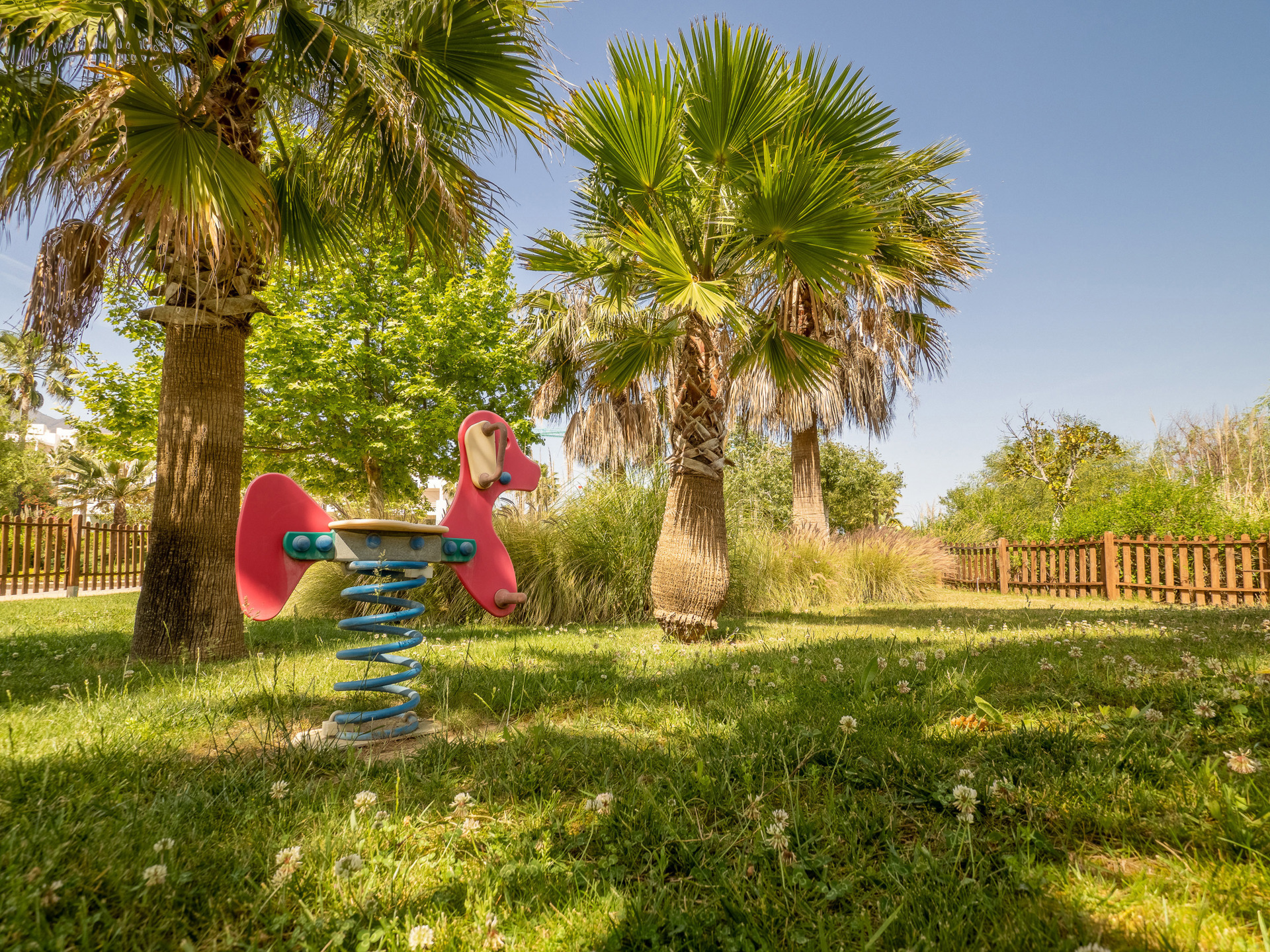 Rez-de-chaussée contemporain avec jardin et vues nature, à deux pas du Crystal Lagoon à Casares Costa !, Espagne