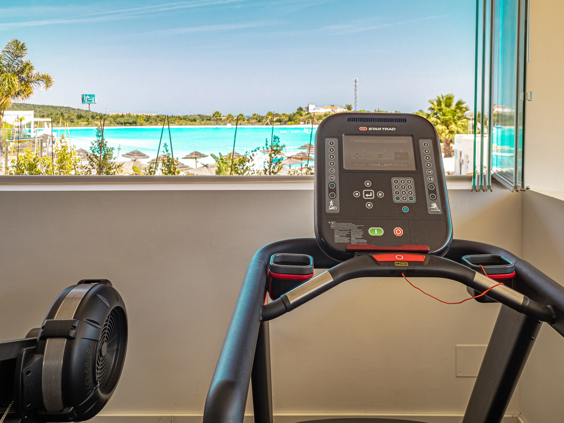 Rez-de-chaussée contemporain avec jardin et vues nature, à deux pas du Crystal Lagoon à Casares Costa !, Espagne