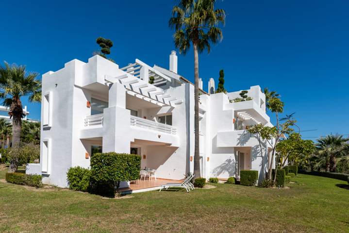Rez-de-chaussée contemporain avec jardin et vues nature, à deux pas du Crystal Lagoon à Casares Costa !, Espagne