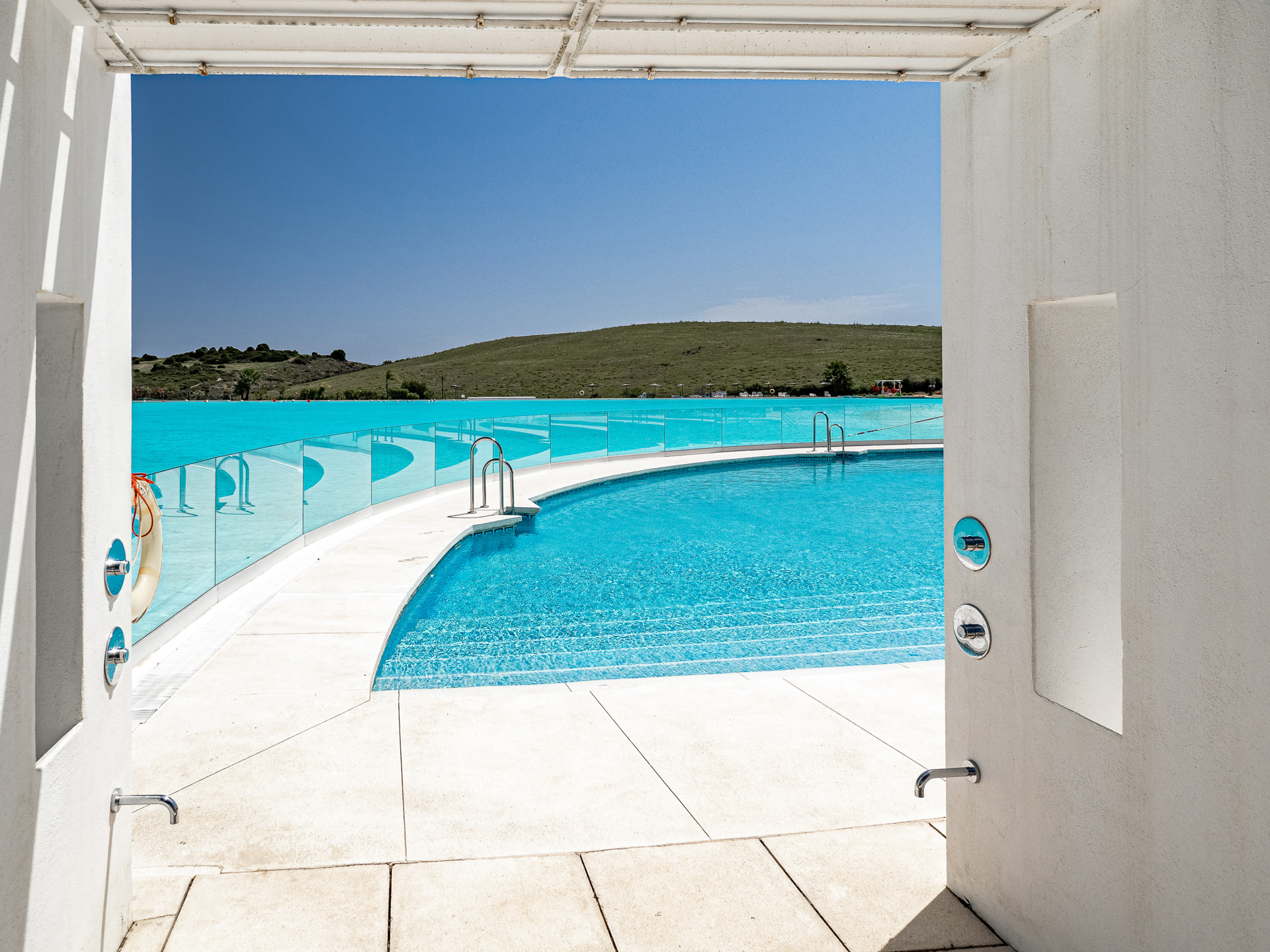 Rez-de-chaussée contemporain avec jardin et vues nature, à deux pas du Crystal Lagoon à Casares Costa !, Espagne