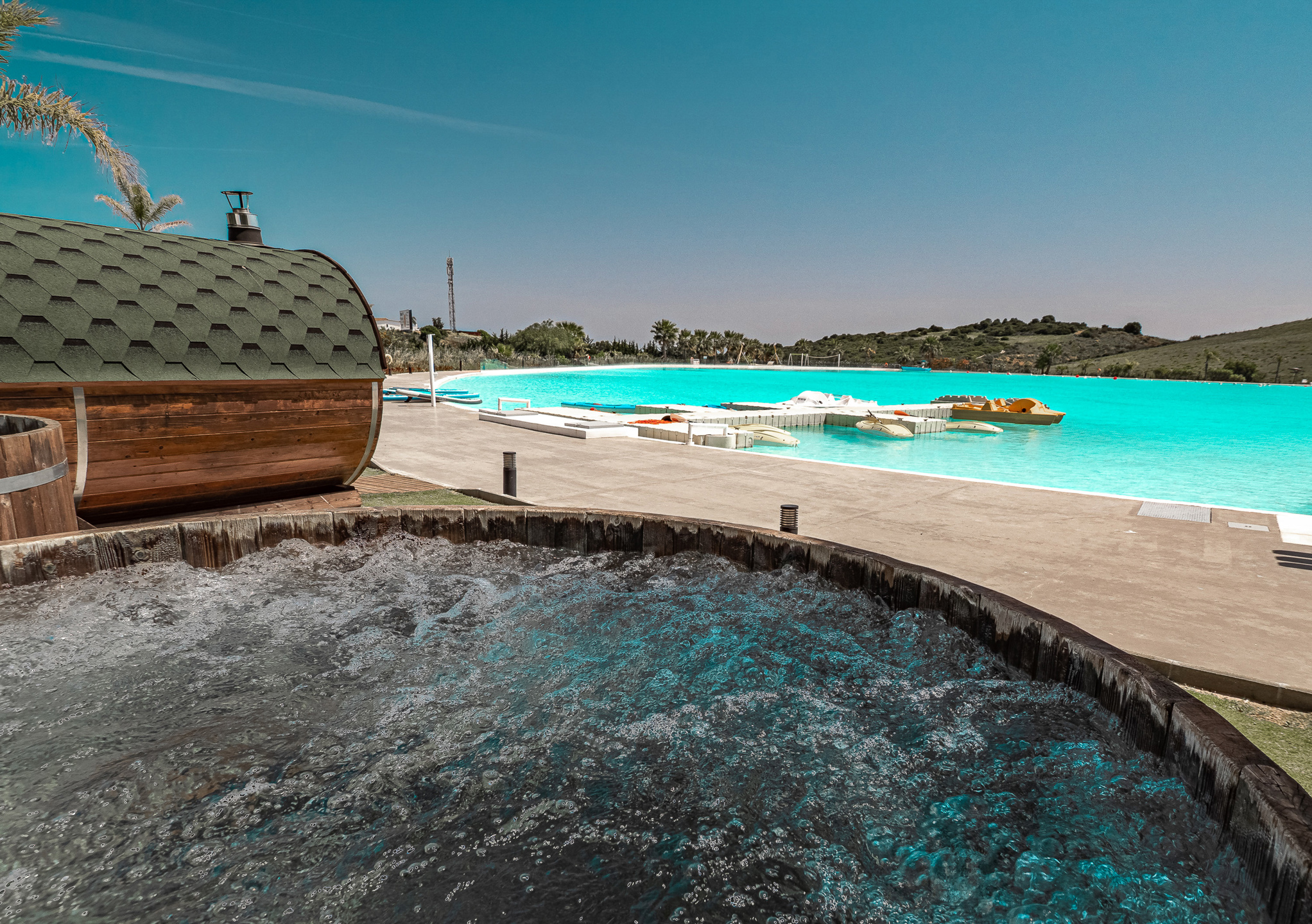 Rez-de-chaussée contemporain avec jardin et vues nature, à deux pas du Crystal Lagoon à Casares Costa !, Espagne