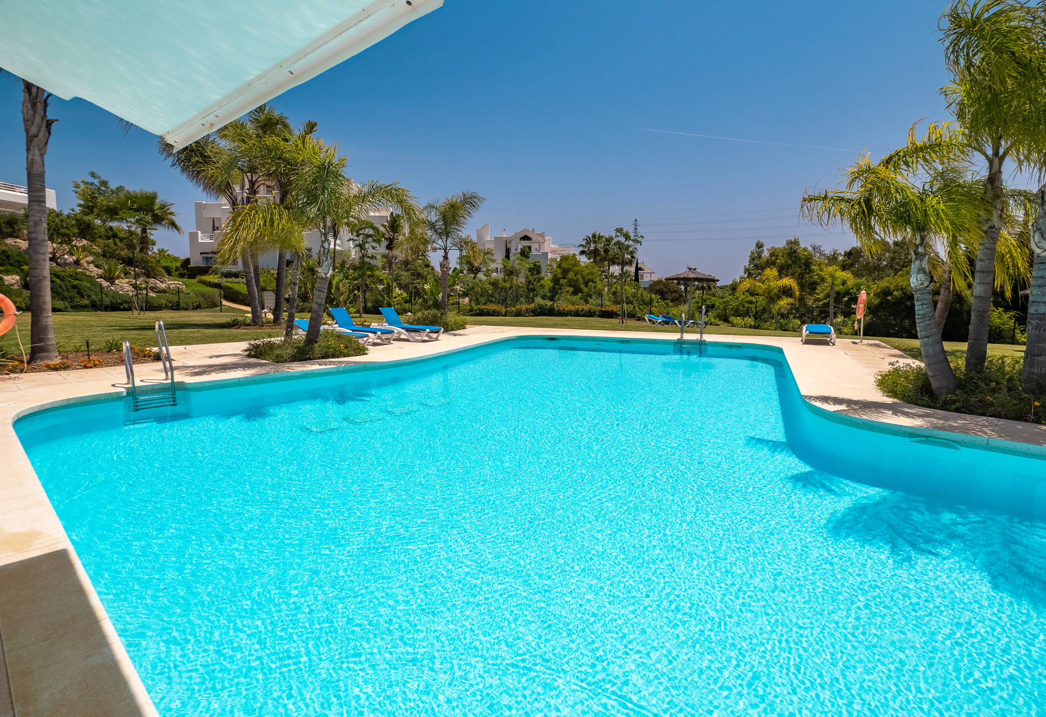 Rez-de-chaussée contemporain avec jardin et vues nature, à deux pas du Crystal Lagoon à Casares Costa !, Espagne