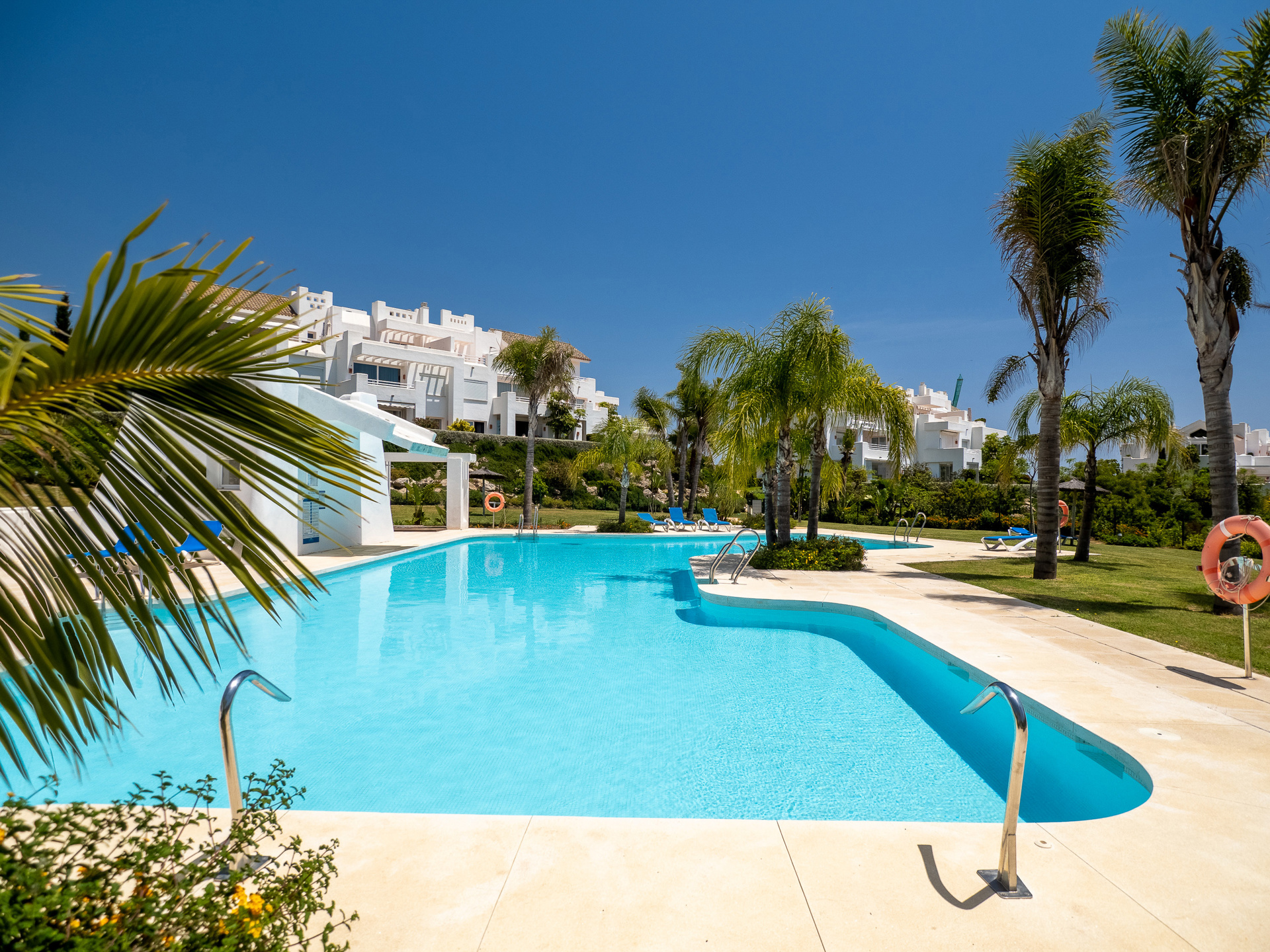 Rez-de-chaussée contemporain avec jardin et vues nature, à deux pas du Crystal Lagoon à Casares Costa !, Espagne