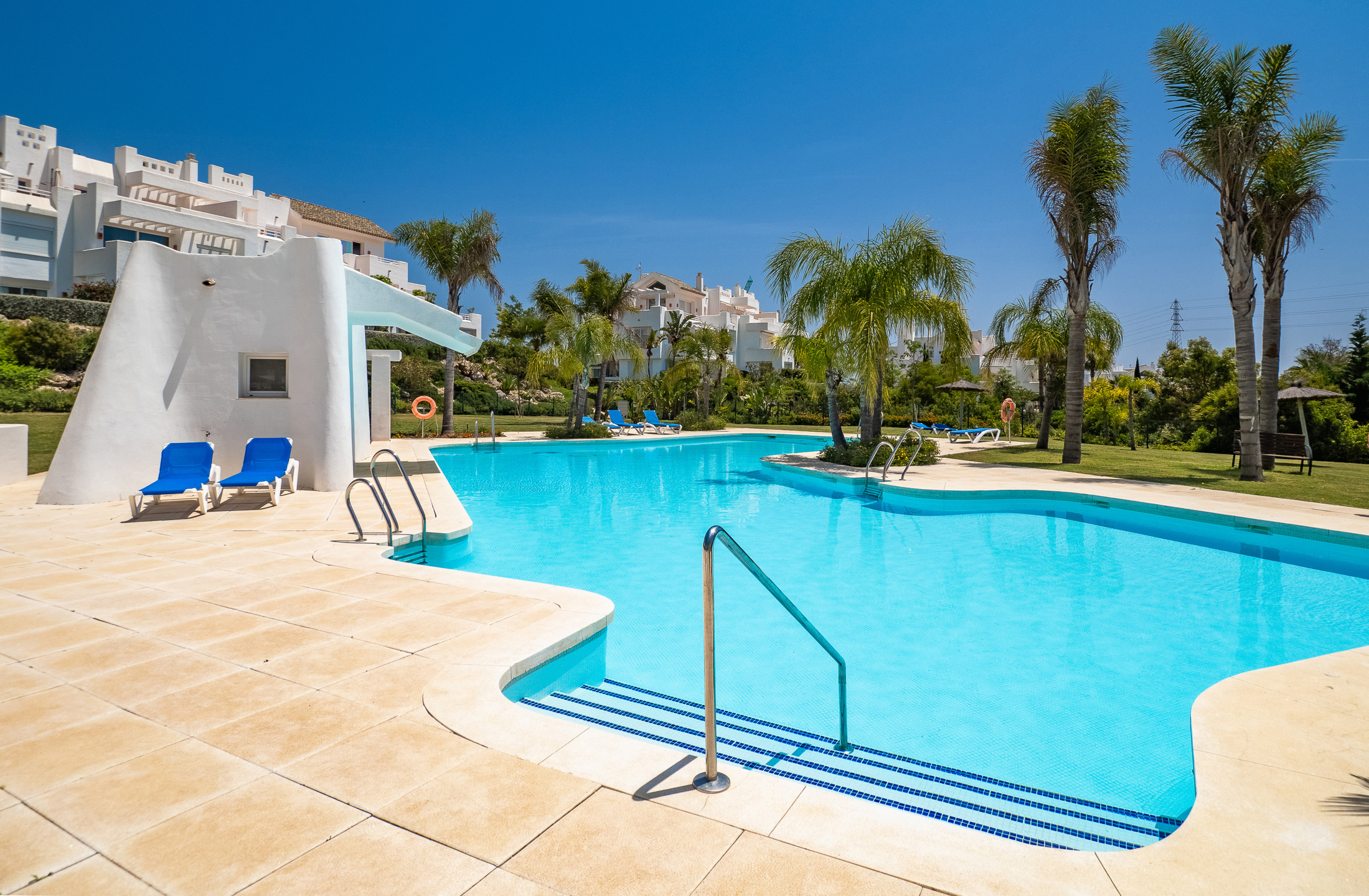 Rez-de-chaussée contemporain avec jardin et vues nature, à deux pas du Crystal Lagoon à Casares Costa !, Espagne