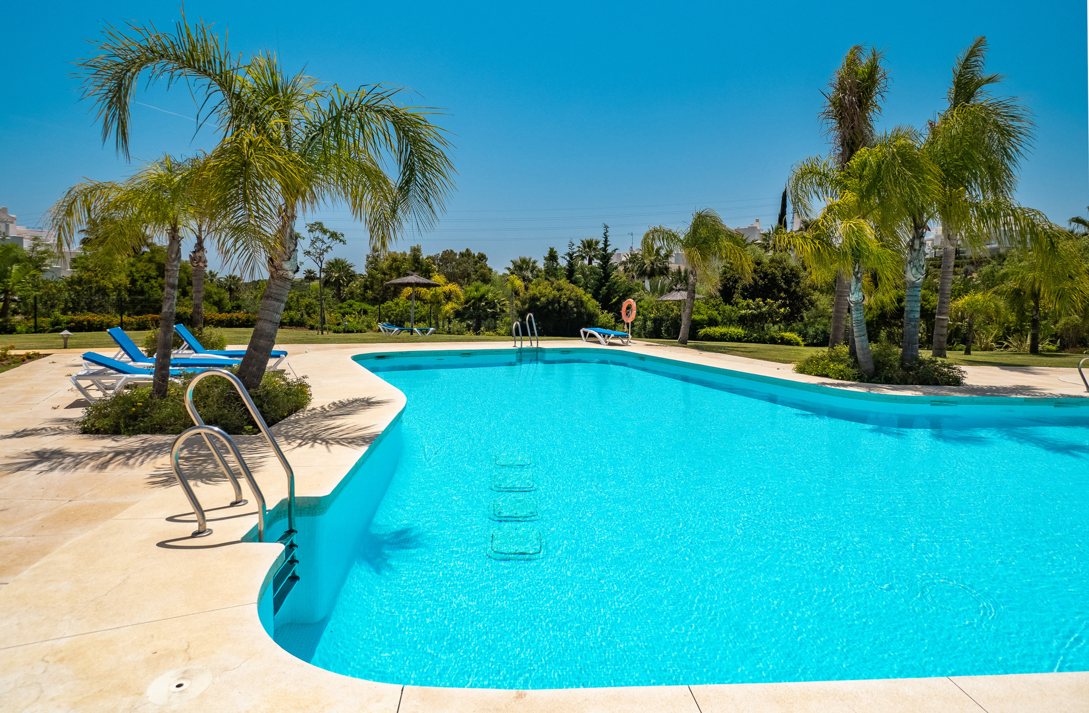 Rez-de-chaussée contemporain avec jardin et vues nature, à deux pas du Crystal Lagoon à Casares Costa !, Espagne