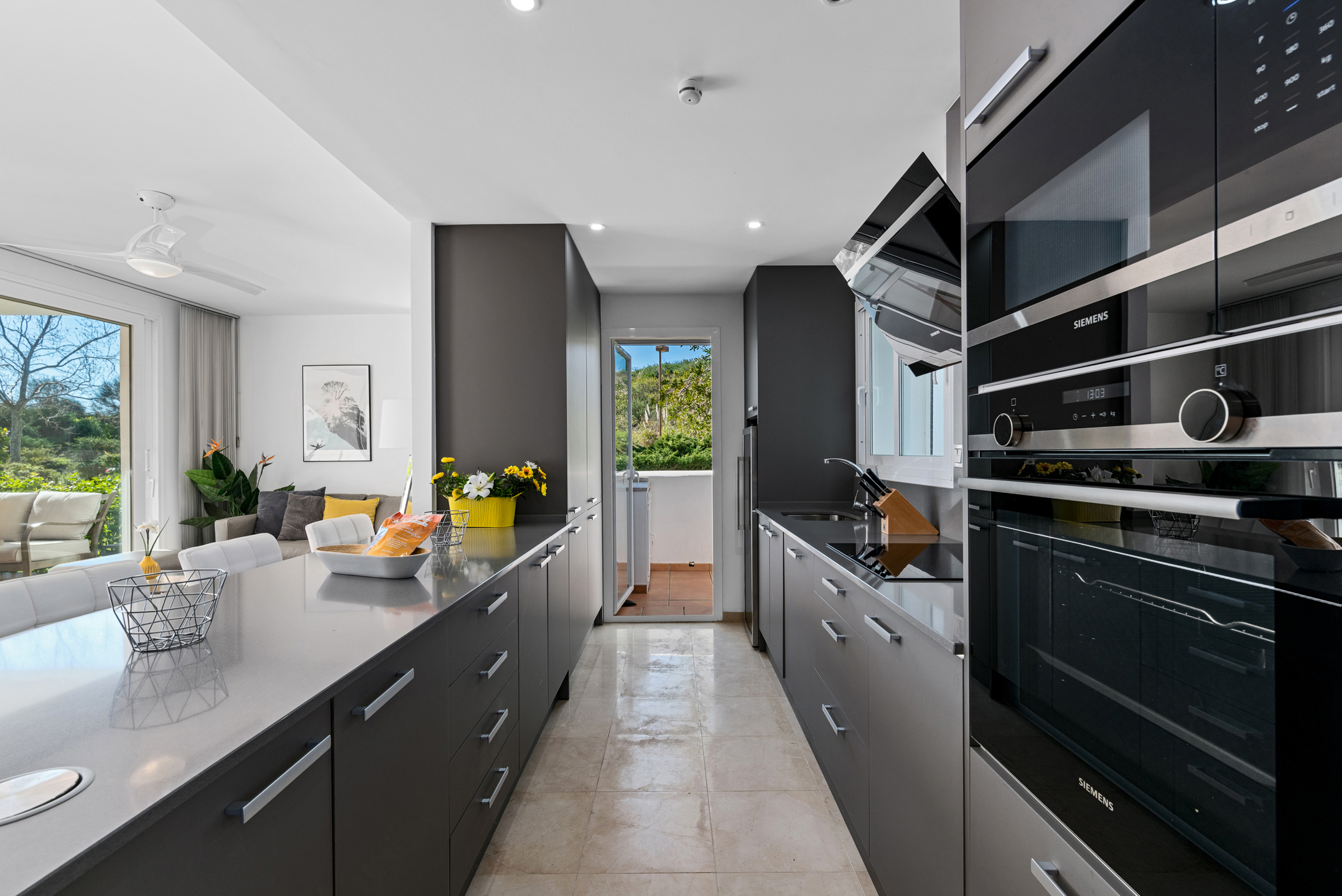 Rez-de-chaussée contemporain avec jardin et vues nature, à deux pas du Crystal Lagoon à Casares Costa !, Espagne