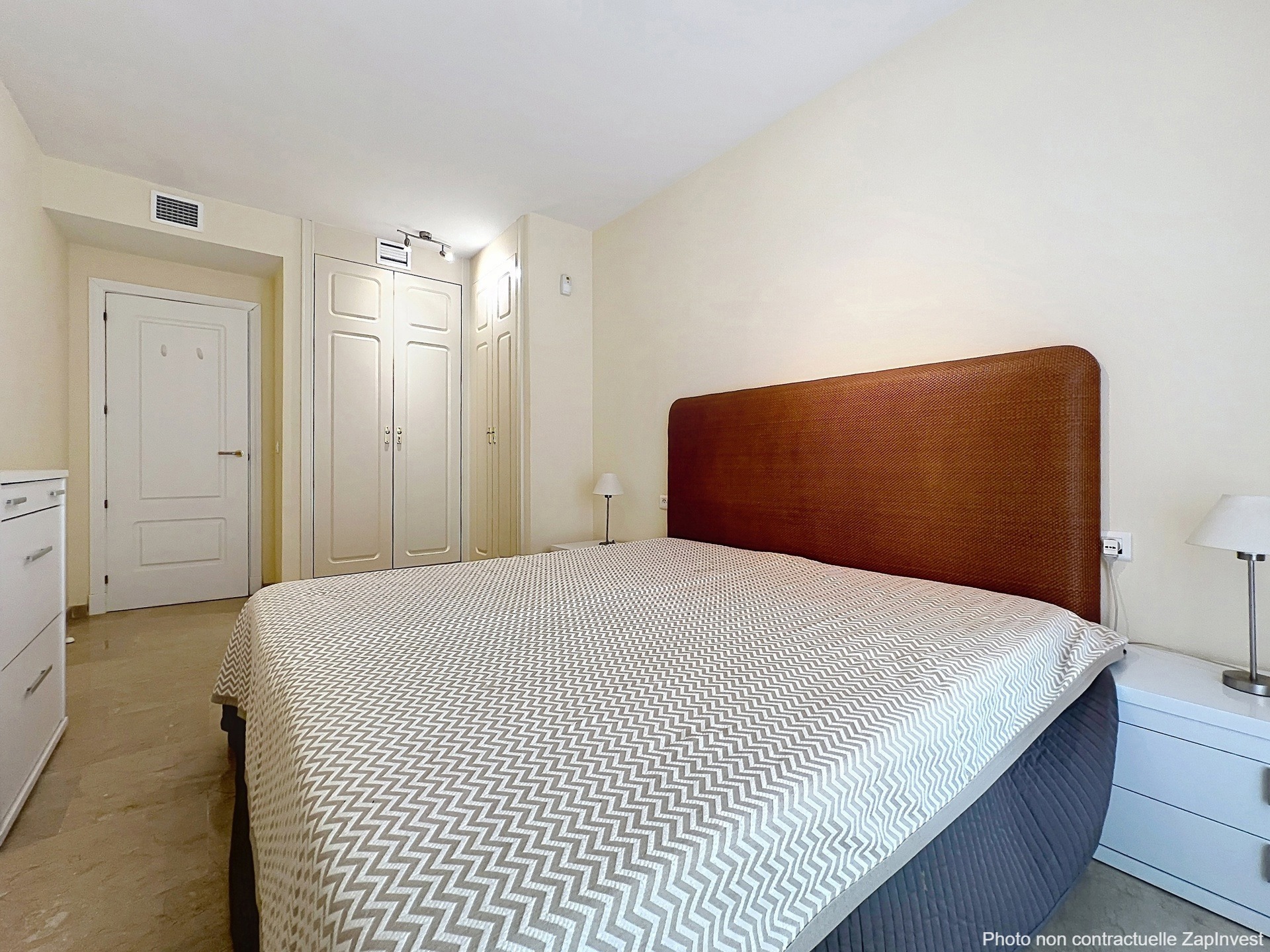 Magnifique appartement au Port de la Duquesa avec des vues splendides sur le port et la mer, Espagne