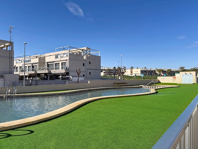 Revente appartement avec solarium, piscine commune à 250 m de la plage.