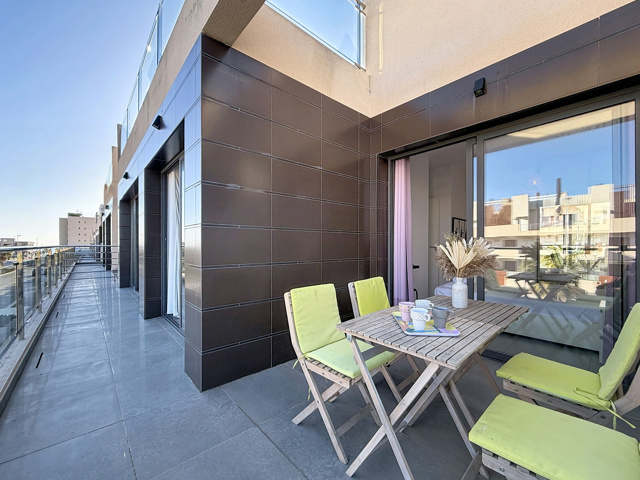 Revente appartement avec solarium, piscine commune à 250 m de la plage.
