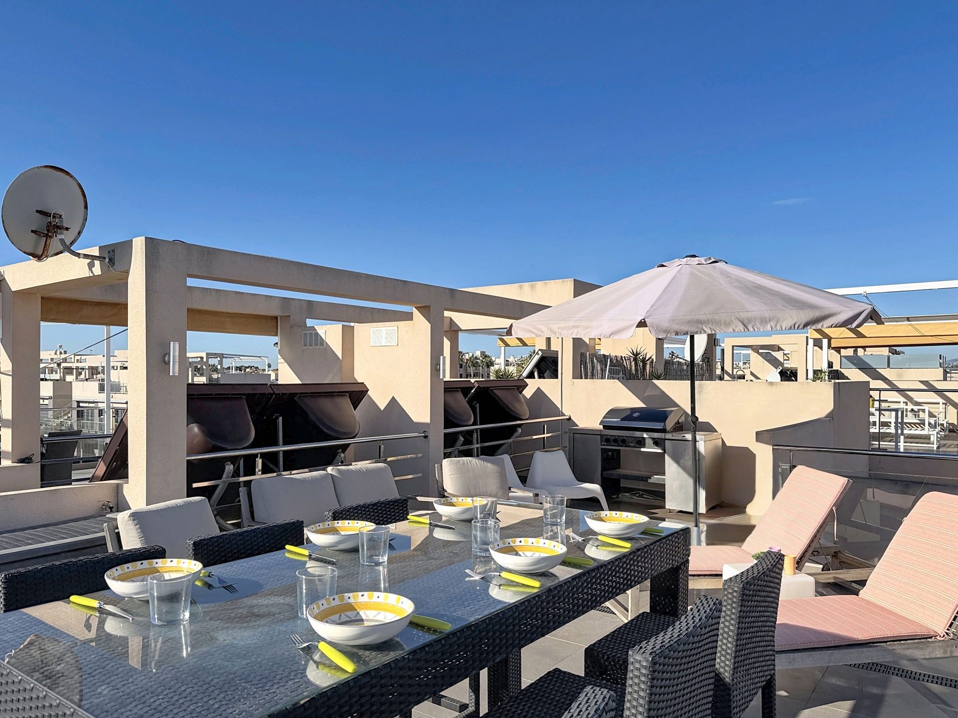 Revente appartement avec solarium, piscine commune à 250 m de la plage., Espagne