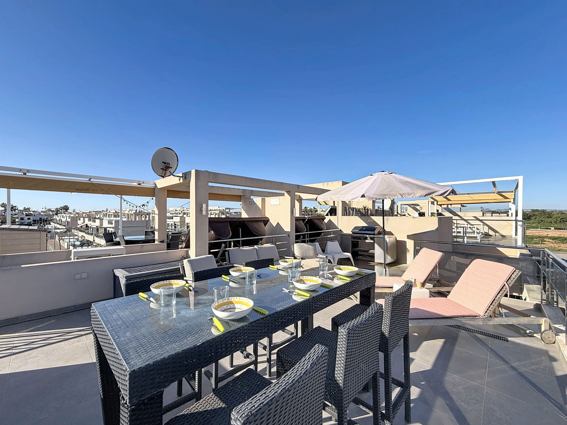 Revente appartement avec solarium, piscine commune à 250 m de la plage., Espagne