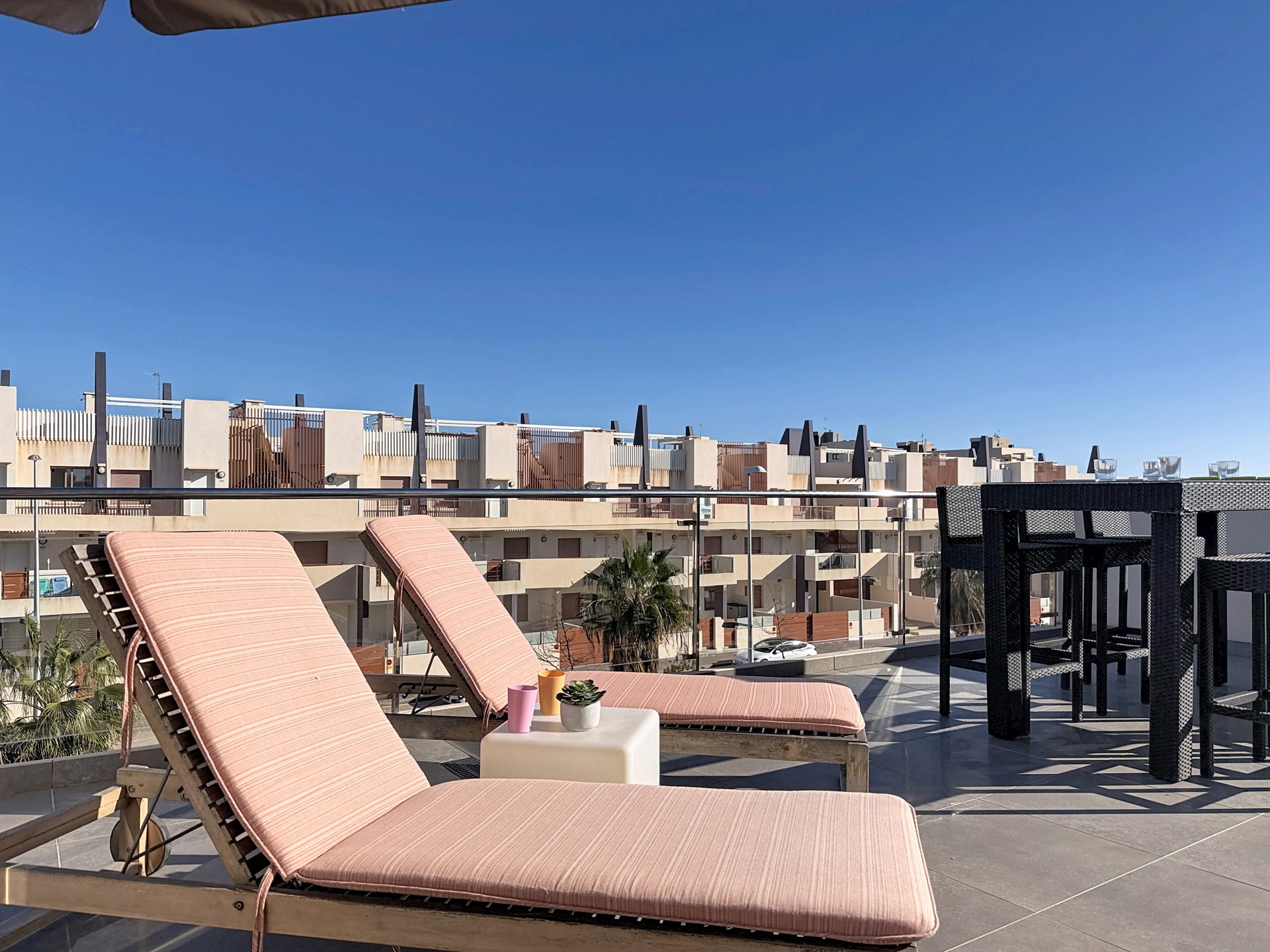 Revente appartement avec solarium, piscine commune à 250 m de la plage., Espagne