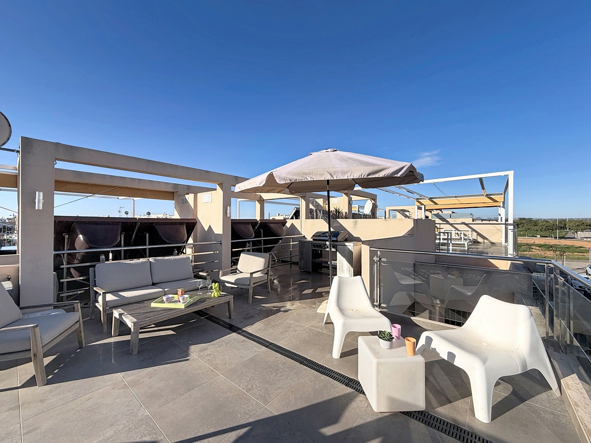 Revente appartement avec solarium, piscine commune à 250 m de la plage., Espagne