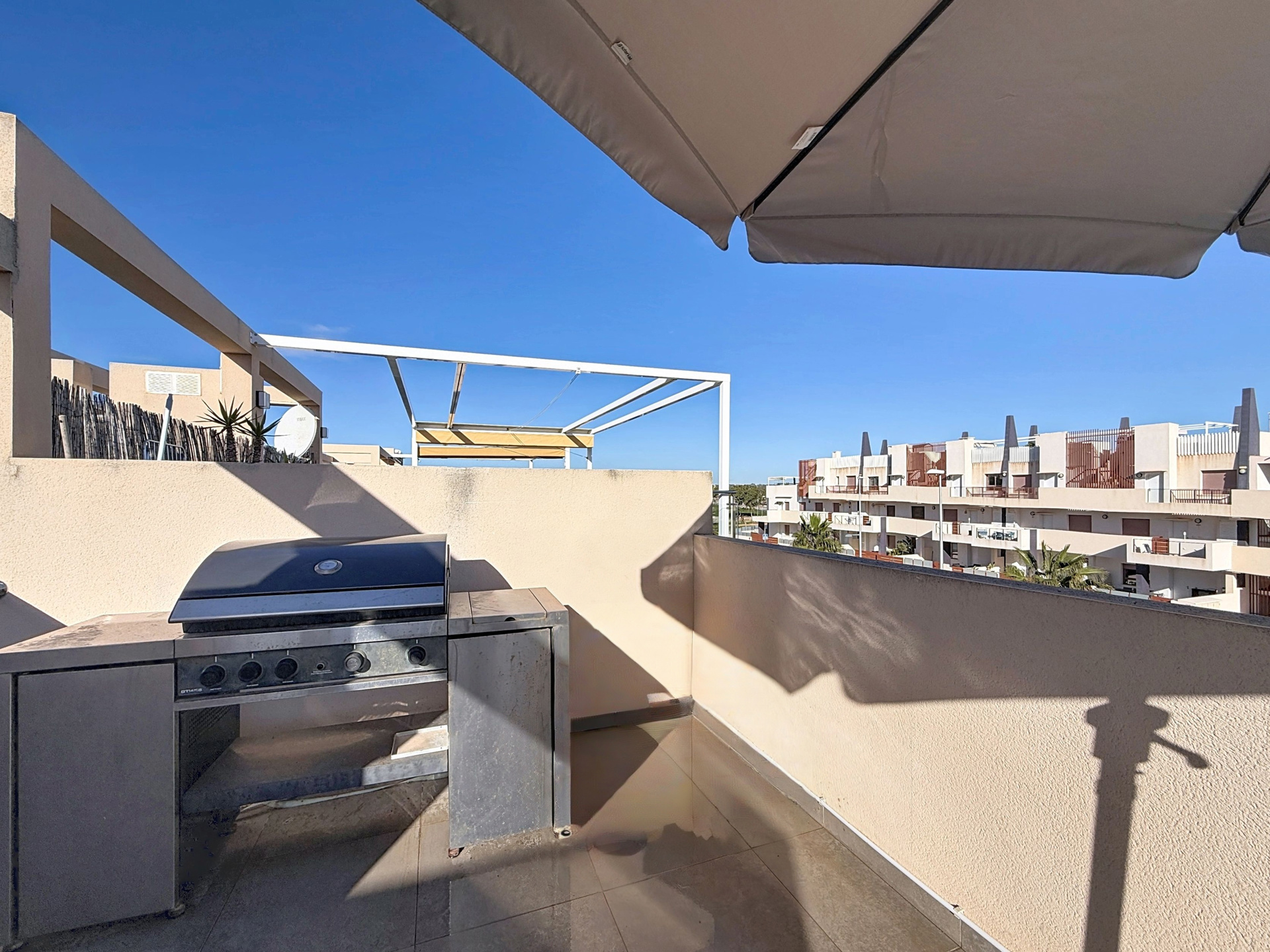 Revente appartement avec solarium, piscine commune à 250 m de la plage., Espagne