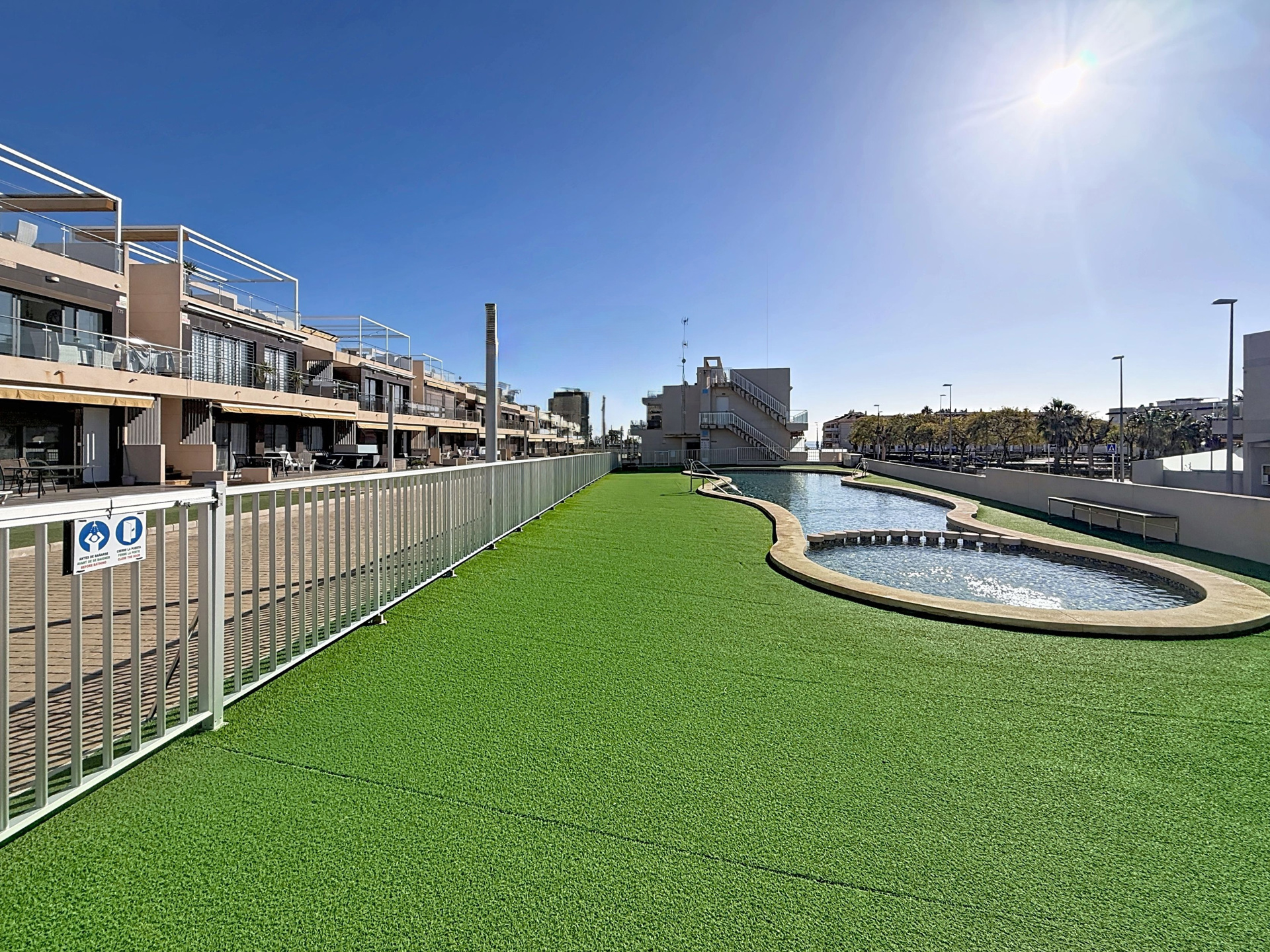 Revente appartement avec solarium, piscine commune à 250 m de la plage., Espagne