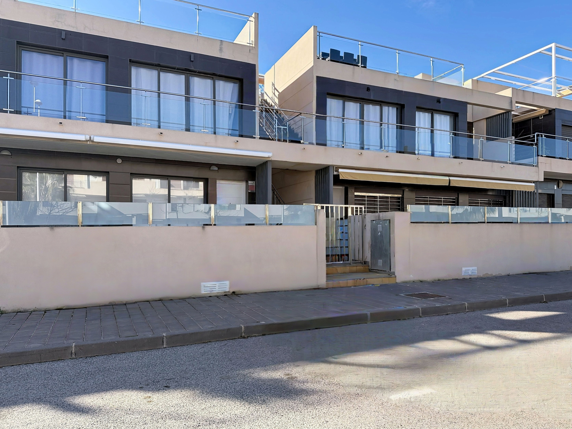 Revente appartement avec solarium, piscine commune à 250 m de la plage., Espagne