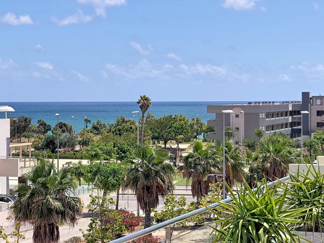 Revente appartement avec solarium, piscine commune à 250 m de la plage.
