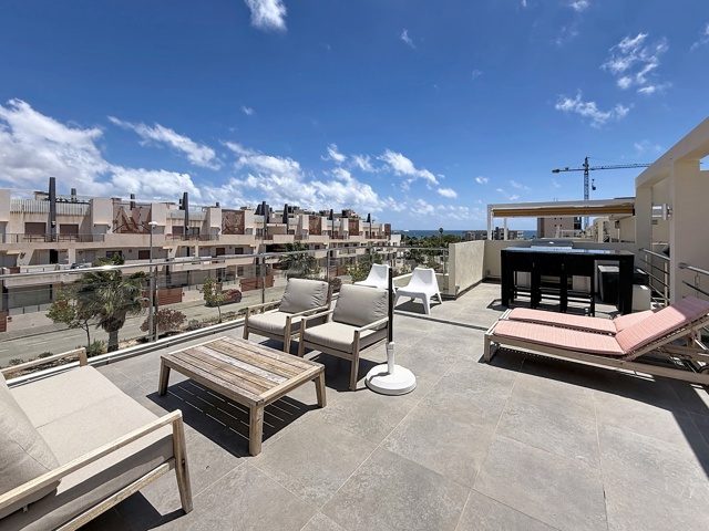 Revente appartement avec solarium, piscine commune à 250 m de la plage.