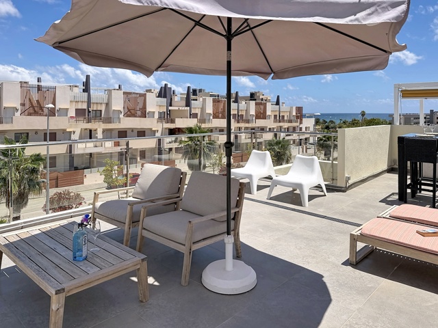 Revente appartement avec solarium, piscine commune à 250 m de la plage.