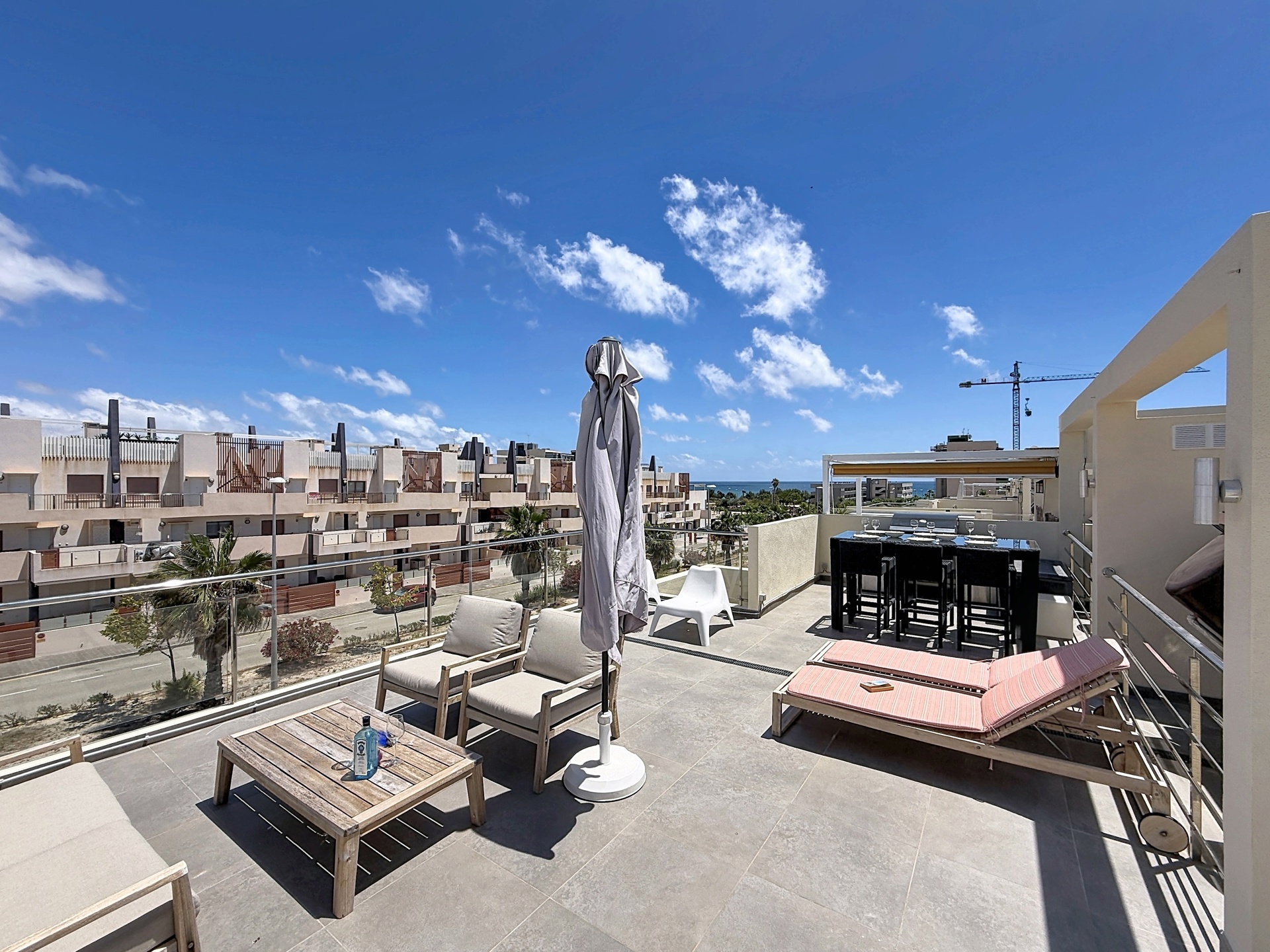 Revente appartement avec solarium, piscine commune à 250 m de la plage., Espagne