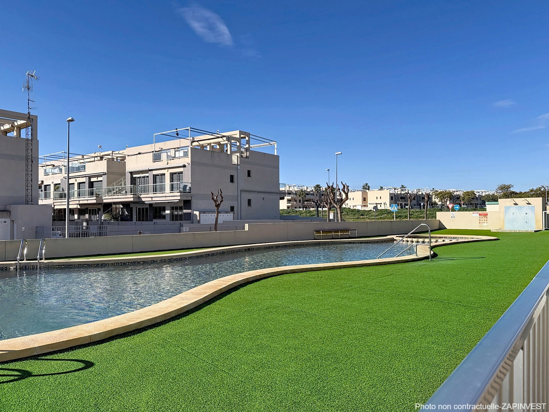 Revente appartement avec solarium, piscine commune à 250 m de la plage., Espagne