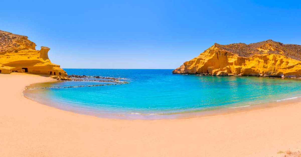 Des plages magnifiques, des eaux cristallines, un superbe château, deux îles désertiques, la géode la plus grande du monde... une région d'Espagne qui gagne à être connue !